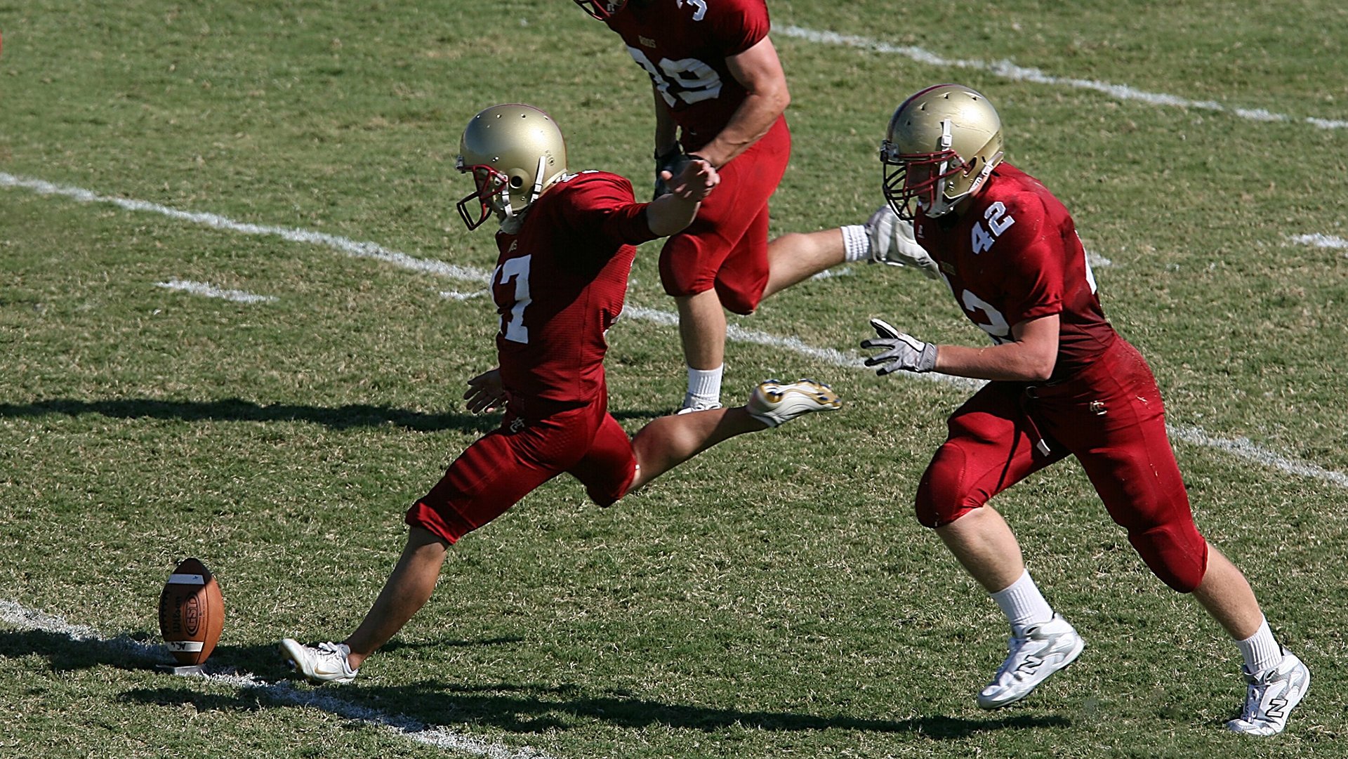 开云平台-足球的演变史：从泥地到现代化球场，足球演变图